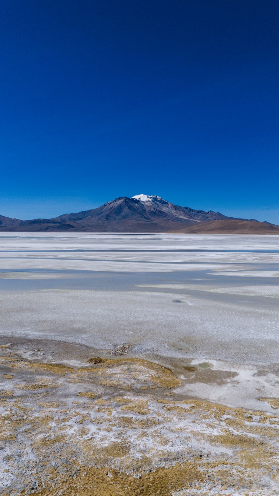 Vista aérea vertical del salar y la cordillera